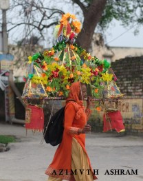 Woman carrying Ganges water in 2018 - NP